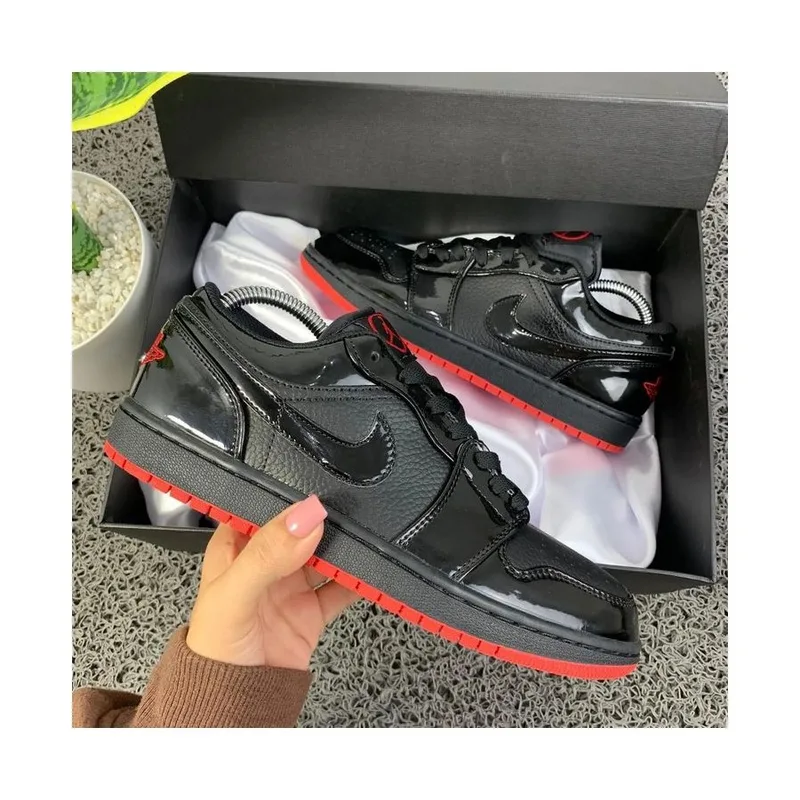 Jordan Low Patent Black Sole Red, vista 3