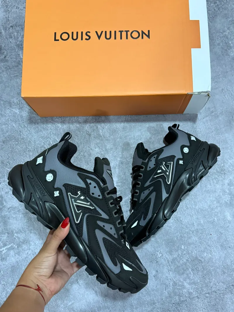 Louis Vuitton Runner Tatic Grey and Black, vista 1
