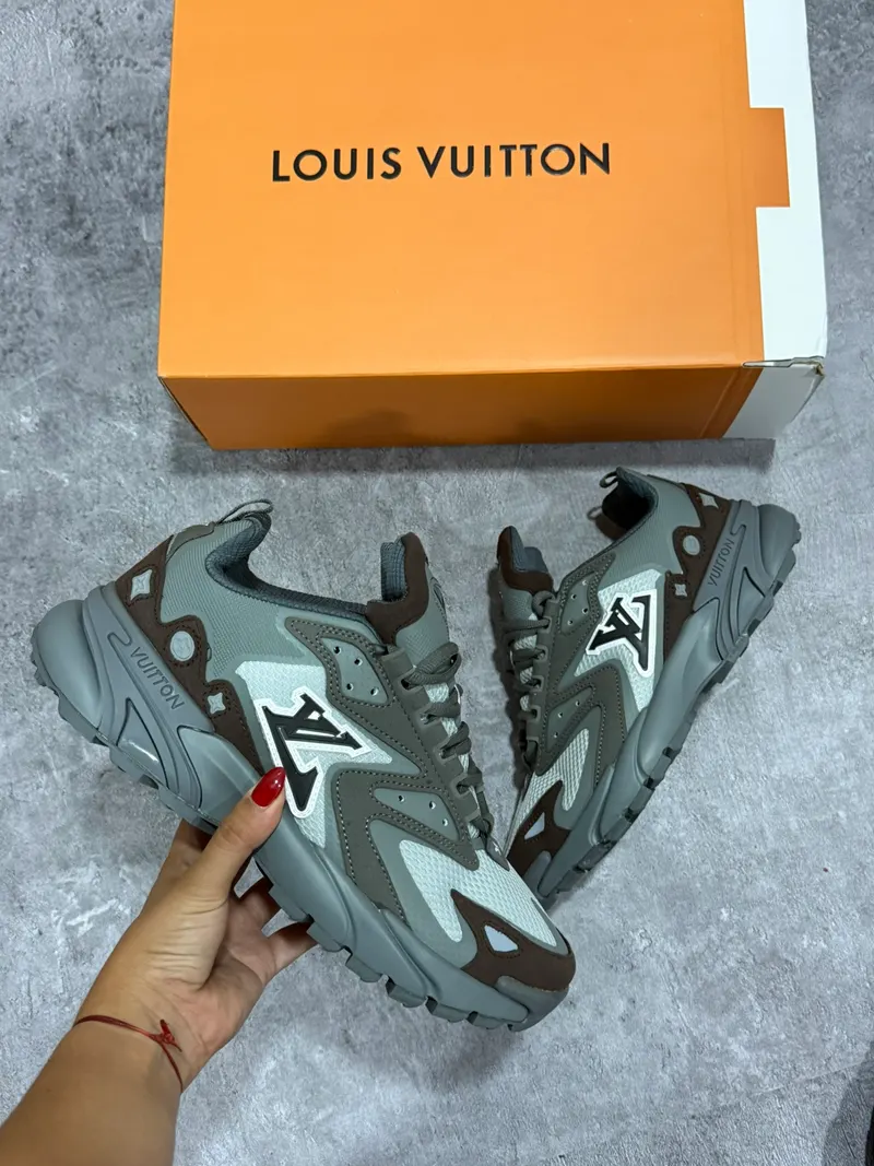 Louis Vuitton Runner Tatic Grey and Brown, vista 1